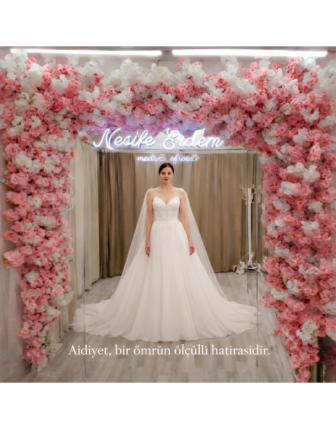 Couture Evreninde Ölçülü Duruş