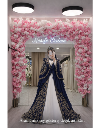 Lacivert Kadife Tesettürlü Kaftan – Pelerinli Asil Akış Silüeti