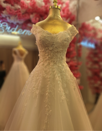 Düşük Omuz Üç Boyutlu Çiçekli Taş İşlemeli A Kesim Gelinlik