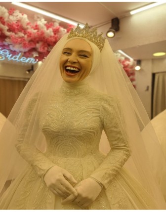 Swarovski Işıltısıyla 2026 Tesettür Gelinlik – Nesife Erdem Tasarımı